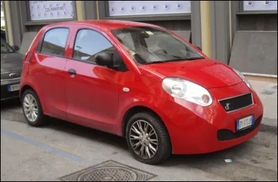 En 2026, les offensives des constructeurs automobiles chinois sont convaincantes. Or, une vingtaine d'ann&eacute;es plus t&ocirc;t, l'Italie importait des voitures chinoises en kit pour les assembler sur son territoire. Parmi ces mod&egrave;les, lequel correspond &agrave; une voiture chinoise rebadg&eacute;e ?