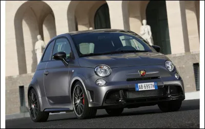 Officiellement surnomm&eacute;e &laquo; la plus petite supercar &raquo; par son constructeur, peu de personnes l'auraient consid&eacute;r&eacute;e comme telle. Cependant, son gain de puissance et son ch&acirc;ssis retravaill&eacute; transforment la Fiat 500 en un gros kart. Quelle est cette version muscl&eacute;e de la petite italienne ?