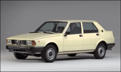 Con&ccedil;ue comme une voiture de course, beaucoup louent sa r&eacute;partition des masses &eacute;gale entre l'avant et l'arri&egrave;re du v&eacute;hicule. En plus de son architecture de ch&acirc;ssis r&eacute;ussie, elle reprend un nom reconnu de tous. Quelle est cette voiture ?