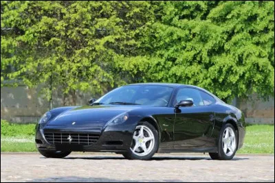 Chez les constructeurs automobiles, peu d'entre eux font hommages &agrave; des individus qui ont souvent &eacute;t&eacute; &eacute;clips&eacute;s par leur statut d'employ&eacute; et non de pilotes ou de grands patrons. Parmi ces voitures, laquelle porte le nom d'un carrossier ?