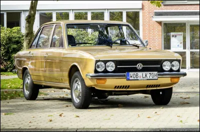 Vol industriel ou cannibalisme exacerb&eacute;, c'est ainsi que je d&eacute;crirais la naissance de cette voiture. Con&ccedil;ue sous la marque NSU, elle change de giron suite au rachat de sa maison m&egrave;re. Sous quel nom est finalement connu ce mod&egrave;le ?