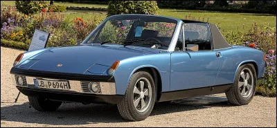 Aux &Eacute;tats-Unis, la firme de Wolfsburg est per&ccedil;ue comme le &laquo; Dacia &raquo; du march&eacute; am&eacute;ricain, tandis que la marque de Stuttgart fait figure d'Alfa Romeo locale. Or, dans les ann&eacute;es 1970, l'association de ces deux noms ne faisait pas tache en Europe, mais uniquement outre-Atlantique. Quelle est cette voiture qui a abandonn&eacute; le nom de l'un de ses constructeurs ?