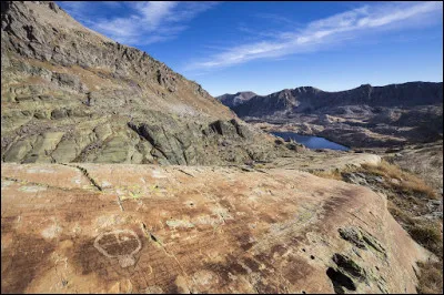 La vall&eacute;e des Merveilles, dans le Mercantour, est c&eacute;l&egrave;bre pour ses traces de dinosaures.