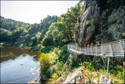 La Loire se d&eacute;couvre gr&acirc;ce au GR3, premier sentier de grande randonn&eacute;e balis&eacute; en France.