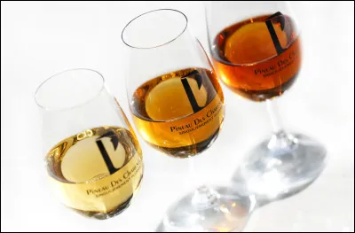 Le pineau des Charentes existe en blanc, ros&eacute; et rouge.
