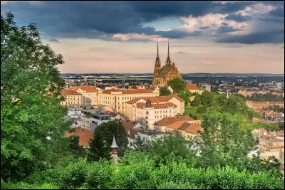 Dans quel pays se situe la ville de Brno ?