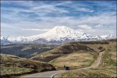 Quelle est l'altitude de l'Elbrouz dans le Caucase ?