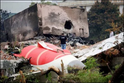 Quelle &eacute;tait la destination du vol Air India 171 lors de son crash le 12 juin 2025, crash qui a fait 242 victimes ?