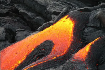 Comment appelle-t-on la roche en fusion qui se trouve sous la surface de la Terre ?