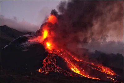 Quel gaz est le plus souvent rejet&eacute; par les volcans ?