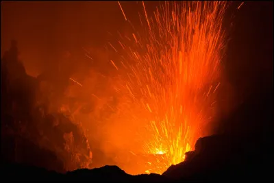 Comment appelle-t-on l'ouverture principale d'un volcan ?