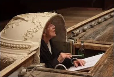 Comment s'appelait le trou ou la gu&eacute;rite dans lequel s'infiltrait le souffleur au th&eacute;&acirc;tre ?