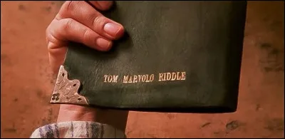 Tu trouves un livre cach&eacute; qui parle de sorts interdits et de magie ancienne tr&egrave;s puissante. Le livre semble te &ldquo;r&eacute;pondre&rdquo; quand tu le touches.Que fais-tu ?