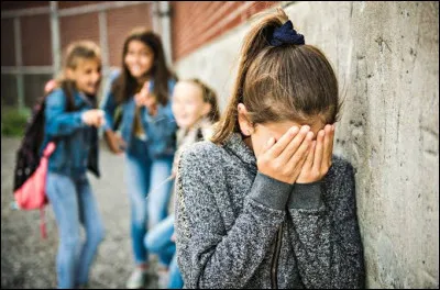 Quelqu&rsquo;un insulte ton ami. Comment r&eacute;agis-tu ?