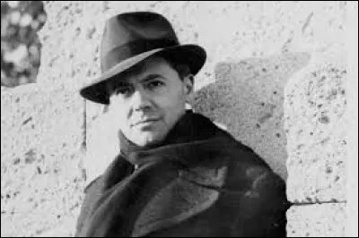 C'est Jean Moulin qui est repr&eacute;sent&eacute; sur cette c&eacute;l&egrave;bre photographie du XXe si&egrave;cle.