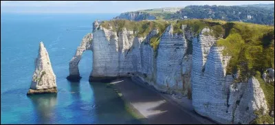 Cette falaise embl&eacute;matique se trouve &agrave; Etretat.