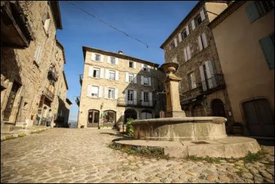 Quel nom porte cette commune d'environ 1 800 habitants ?