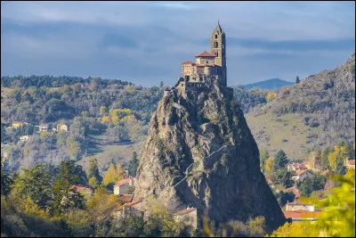 Sur quoi se dresse la chapelle de Saint-Michel-l'Aiguilhe pr&egrave;s du Puy- en-Velay ?