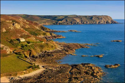 Quelle est cette pointe aux airs d'Irlande, situ&eacute;e dans le d&eacute;partement de la Manche, avec des c&ocirc;tes sauvages, des falaises, des vall&eacute;es verdoyantes et des murs de vieilles pierres ?