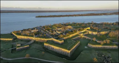 Quelle est cette forteresse, construite sous la supervision de Vauban au bord de l'estuaire de la Gironde ?