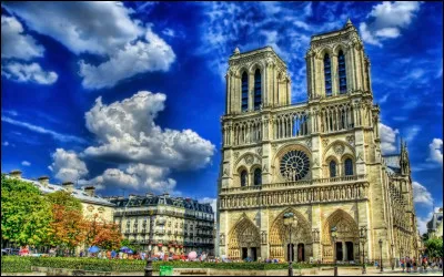 Quel &eacute;crivain a immortalis&eacute; la cath&eacute;drale Notre-Dame de Paris dans son c&eacute;l&egrave;bre roman ?