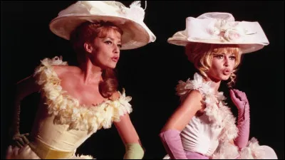 Dans quel film entend-on Jeanne Moreau et Brigitte Bardot, chanter ''♫ Paris ! Paris ! Paris !'' ?