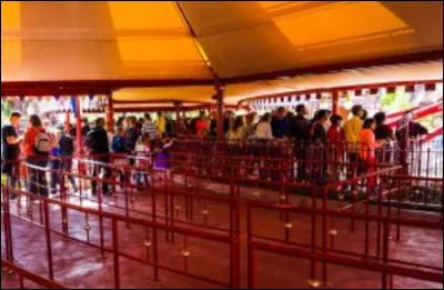 &Agrave; quelle attraction appartient cette file d'attente ?