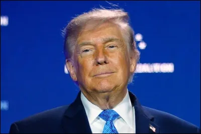 Trump mime un t&eacute;l&eacute;phone en parlant d'un d&eacute;cret sur les r&eacute;seaux sociaux... Concernait-il la responsabilit&eacute; juridique des plateformes, la censure des m&eacute;dias, ou la cr&eacute;ation d'un r&eacute;seau social f&eacute;d&eacute;ral ?