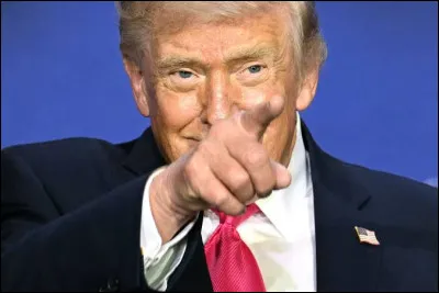 Enfin, Trump sourit en parlant d&rsquo;une d&eacute;cision symbolique concernant l'espace... Et pour cause ! A-t-il cr&eacute;&eacute; la Space Force, relanc&eacute; le programme Apollo, ou fusionn&eacute; la NASA avec le Pentagone ?