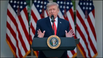 Trump s'installe dans le fauteuil, ajuste sa cravate rouge et raconte que l'un de ses tout premiers gestes en arrivant au pouvoir fut de retirer les &Eacute;tats-Unis d'un grand accord commercial asiatique...
