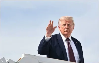 Il croise les mains, regarde le plafond et se souvient du moment o&ugrave; il a annonc&eacute; que les &Eacute;tats-Unis quittaient un accord mondial sur le climat...