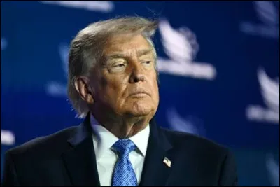 Trump tapote la table en &eacute;voquant la grande r&eacute;forme &eacute;conomique qu'il a sign&eacute;e en 2017, celle qui a modifi&eacute; les imp&ocirc;ts...