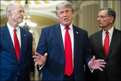Trump fait un geste sec en parlant de la frappe am&eacute;ricaine de 2020 visant un g&eacute;n&eacute;ral iranien...
