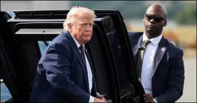 Trump incline la t&ecirc;te en parlant d'une mesure migratoire controvers&eacute;e de 2017...