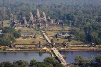 Dans quel pays, dont la capitale est ''Phnom Penh'', le temple d'Angkor Vat'' est-il situ&eacute; ?