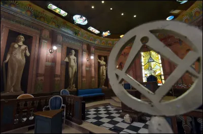 Un temple ma&ccedil;onnique est le nom symbolique donn&eacute; au lieu o&ugrave; se r&eacute;unissent les... ma&ccedil;onniques.