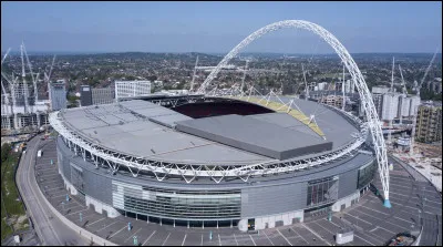 Quel est le le nom de ce stade anglais, un des temples footballistiques les plus importants du monde ?