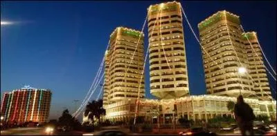 Cet ensemble se trouve dans une capitale d'Afrique du nord dont le nom signifie les 3 villes. Quelle est-elle ?