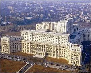 Ce gigantesque monument est dans une capitale de l'Union Europenne. Laquelle ?