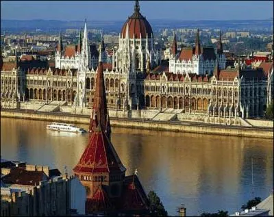 Quelle est cette capitale europenne union de 2 villes ?