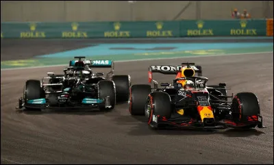 Quel pilote a remport&eacute; son premier titre mondial lors du tr&egrave;s controvers&eacute; final d'Abou Dhabi 2021 ?