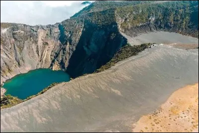 Dans quel pays d'Am&eacute;rique centrale le volcan Iraz&uacute; est-il situ&eacute; ?