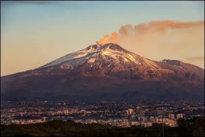 Sur quelle &icirc;le italienne se trouve le volcan l'Etna ?