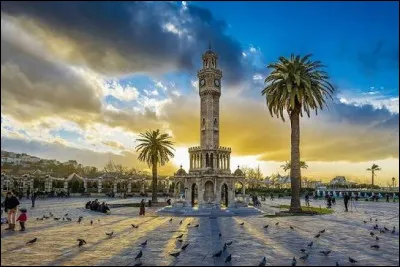 Dans quel pays trouve-t-on la ville d'Izmir ?