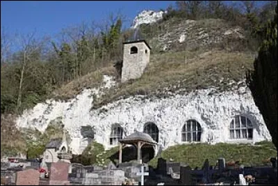 Nous faisons une halte dans le Vexin fran&ccedil;ais devant l'&eacute;glise troglodytique de l'Annonciation, &agrave; Haute-Isle. Village francilien, dans la Grande Couronne, il se situe dans le d&eacute;partement ...