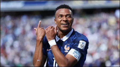 &Agrave; quelle distance Kylian Mbapp&eacute; a-t-il inscrit le dernier but de la France lors du premier match ?
