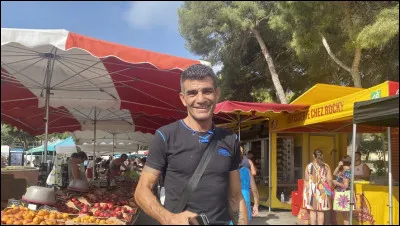Comment appelle-t-on une personne qui donne &agrave; location aux commer&ccedil;ants les places d'un march&eacute; ?