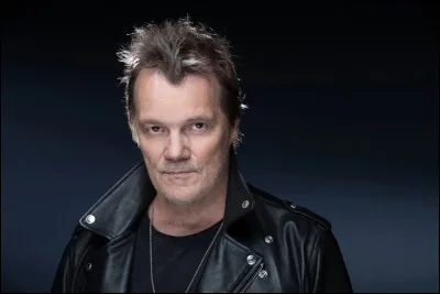 Qui est ce chanteur qui chante en duo ''&Agrave; ma place'' avec Zazie ?