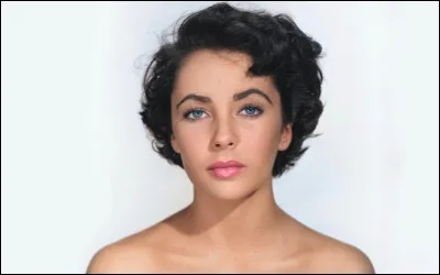 Qui est cette actrice qui joue le premier r&ocirc;le dans le film ''Une place au soleil''' ?