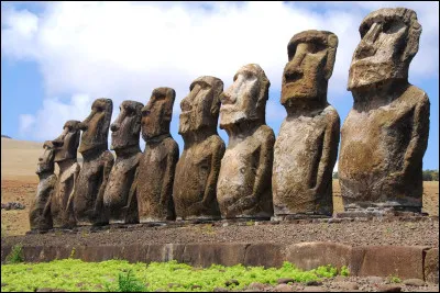 Quelle civilisation a construit les c&eacute;l&egrave;bres moa&iuml;s de l'&icirc;le de P&acirc;ques ?